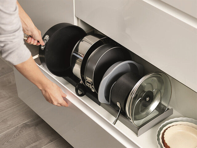 Expandable Organiser for cooking equipment