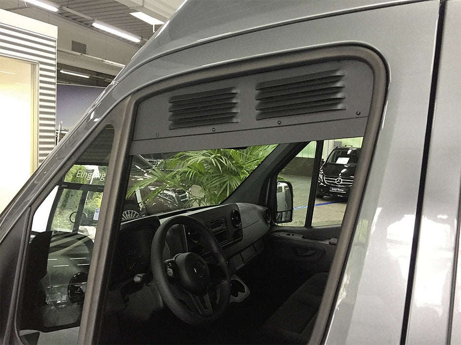 Vairuotojo kabinos ventiliacijos grotelės nameliams ant ratų MB juodos spalvos
